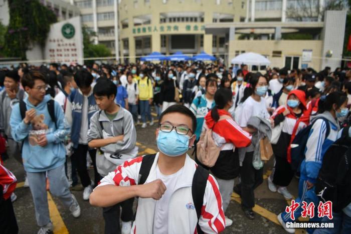 资料图：6月8日，云南省昆明市的考生结束2021年全国高考。图为一名神情自信的考生。 中新社记者 刘冉阳 摄 