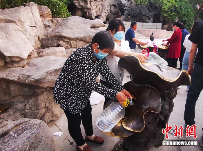 济南市民取用直饮泉水。 苑菁菁 摄